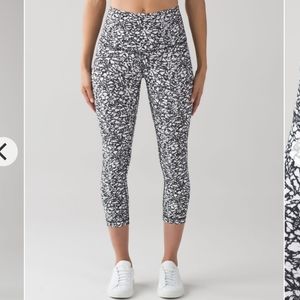 Lululemon Hi-Rise Wunder Under Crop 21' in white/black Ice Breaker. Size 4